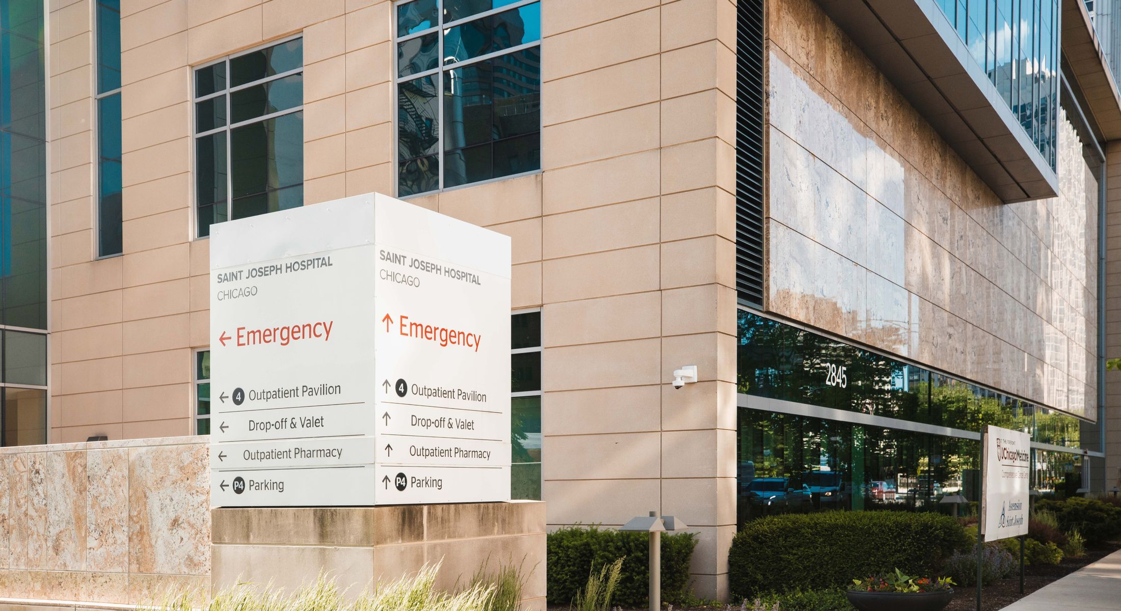 Saint Joseph Hospital Chicago emergency sign and directions.